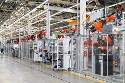 北京奔驰全新电池生产线建成，电动化进程全面提速，首搭车型EQE引领高端电动出行